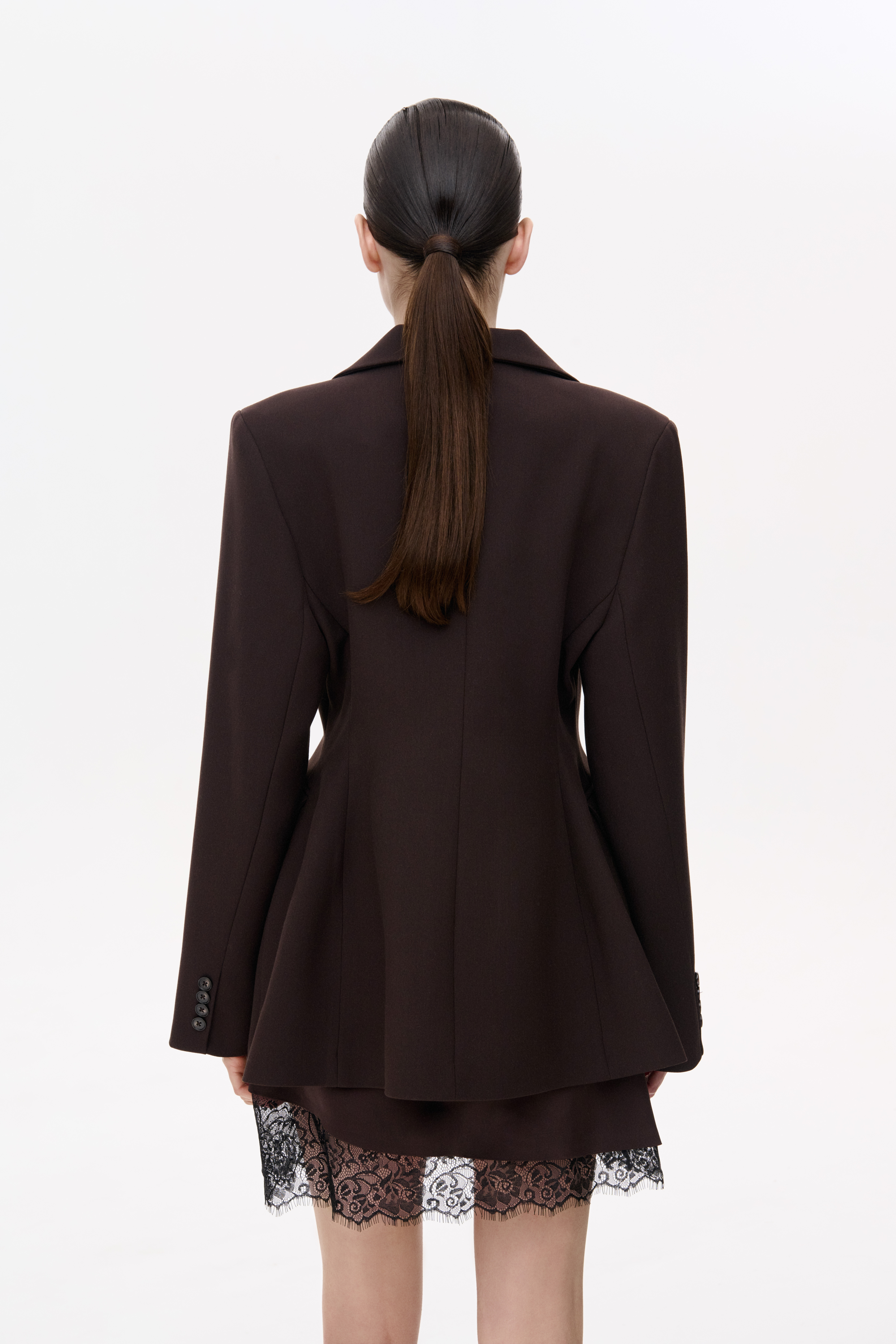 СИЛУЕТНИЙ ПІДЖАК КЛАСИЧНОГО КРОЮ З АКЦЕНТОМ НА ТАЛІЇ 1210 зображення 3